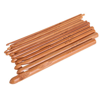 L'uncinetto di legno di bambù dei regali fatti a mano ha messo la superficie regolare leggera