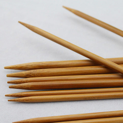 Il doppio punto ha carbonizzato i ferri da maglia circolari di bambù per il maglione dei calzini