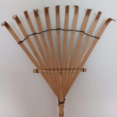 Un erpice inossidabile fatto a mano di 11 del dente 145cm del rastrello di bambù rastrello di giardino