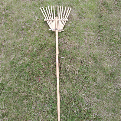 Il giardino fatto a mano del rastrello di bambù naturale rastrella il supporto dell'erpice su misura