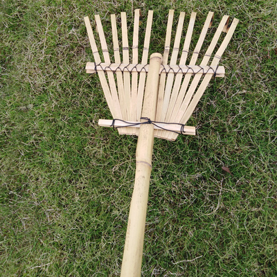Il giardino fatto a mano del rastrello di bambù naturale rastrella il supporto dell'erpice su misura