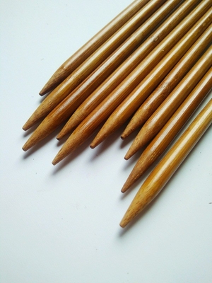 Il doppio di bambù carbonizzato ha indicato i ferri da maglia per il filato creativo fatto a mano di DIY