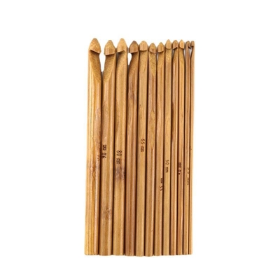 L'uncinetto di legno di bambù dei regali fatti a mano ha messo la superficie regolare leggera
