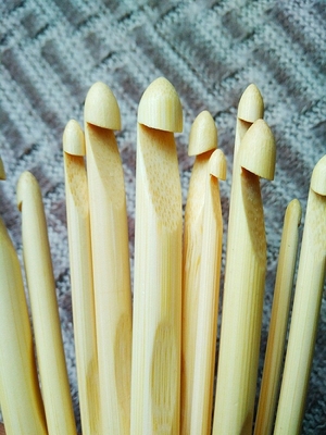 L'uncinetto di legno di bambù dei regali fatti a mano ha messo la superficie regolare leggera