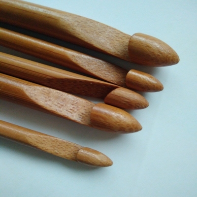 L'uncinetto di legno di bambù dei regali fatti a mano ha messo la superficie regolare leggera