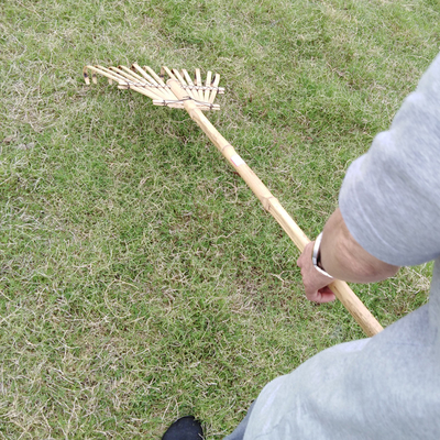 Un erpice inossidabile fatto a mano di 11 del dente 145cm del rastrello di bambù rastrello di giardino