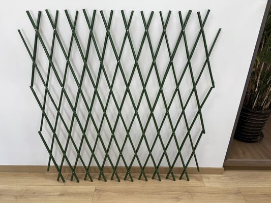 Migliora la privacy del tuo giardino con i rotoli di recinzione in pali di bambù espandibili rivestiti in plastica naturale